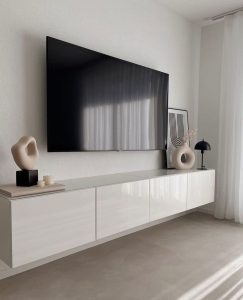 TV ünitesinde kablo gizleme sistemleri ile modern görünüm elde etme ipuçlarını keşfedin. Düzenli ve şık yaşam alanları SAHN’da sizi bekliyor.